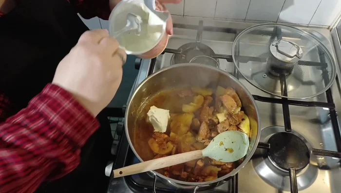 5 à 6 minutes avant la fin de la cuisson, ajouter la crème fraîche, la moutarde et le miel. Remuer.