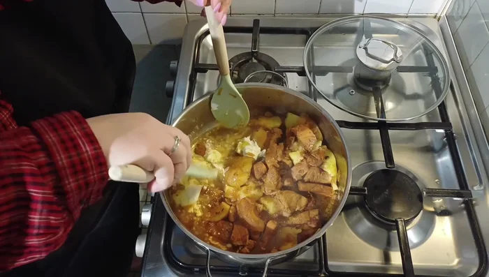 Laisser mijoter encore 5 à 6 minutes pour épaissir la sauce et mélanger les saveurs. Rectifier l'assaisonnement si nécessaire.