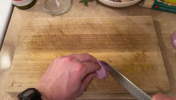 Préparer les échalotes et les champignons en les éminçant finement.