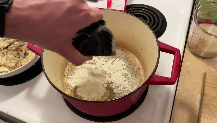 Ajouter la farine au beurre fondu et mélanger pour obtenir un roux.