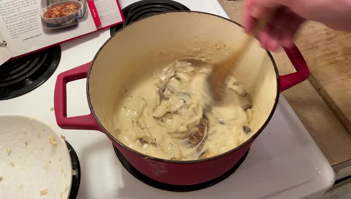 Ajouter les champignons et les échalotes à la sauce.