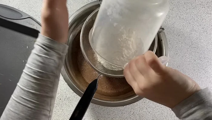 Tamiser 190g de farine avec 1 sachet de levure chimique et incorporer délicatement.