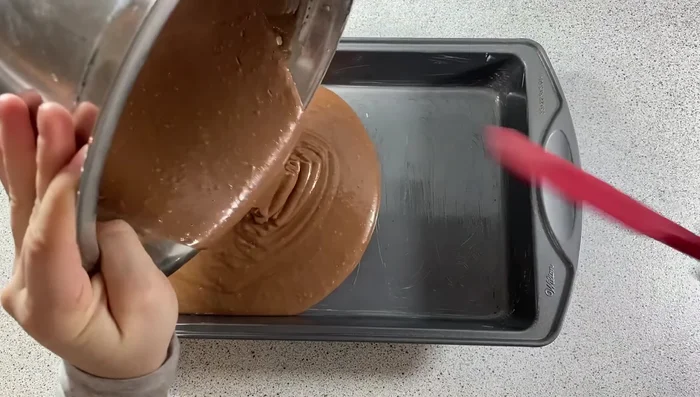 Verser la pâte dans le moule.