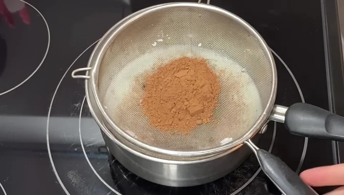 Pendant la cuisson, faire bouillir 200ml de lait avec 15g de cacao tamisé.