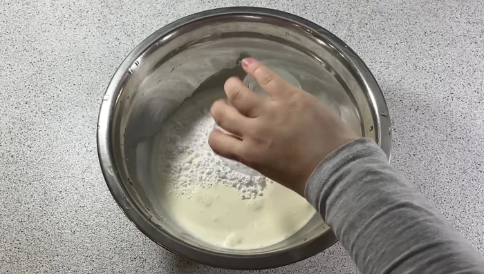 Fouetter 550ml de crème liquide entière bien froide avec 50g de sucre glace jusqu'à obtenir une chantilly ferme.