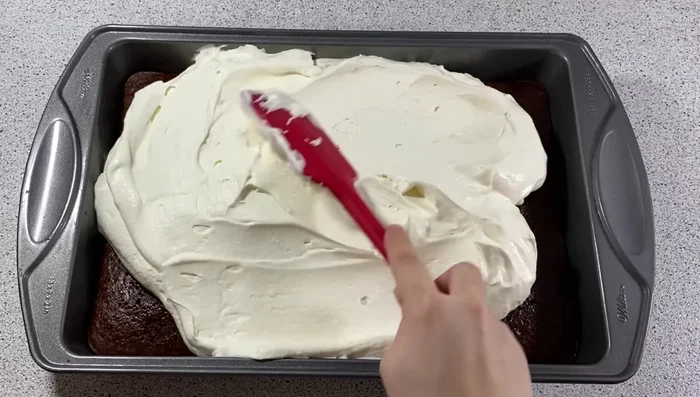 Étaler la chantilly sur le gâteau refroidi.