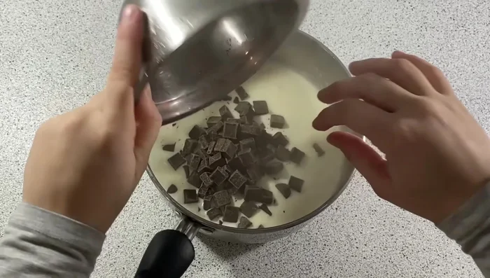 Faire une ganache : faire bouillir 250ml de crème liquide, ajouter 200g de chocolat noir fondu et mélanger.