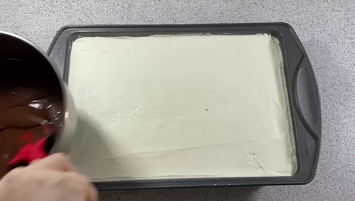 Verser la ganache refroidie sur la chantilly.