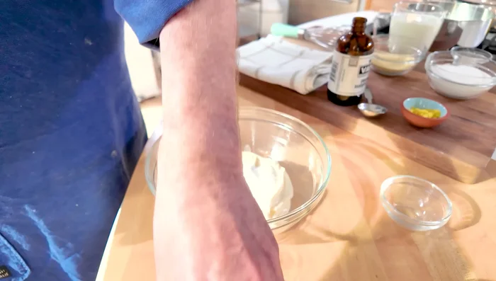 Préparer la crème fraîche en mélangeant la crème fraîche, le sucre, le sel et les jaunes d'œufs.