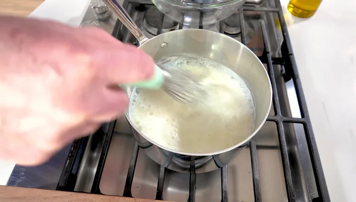Préparer la garniture en faisant bouillir le lait avec du sucre et du sel. Ajouter la semoule de blé dur jusqu'à épaississement. Incorporer ensuite la vanille.