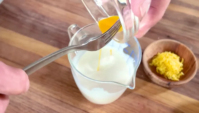 Préparer la pâte en mélangeant la farine, le sucre, le sel, le lait, les œufs, la levure et le zeste de citron. Laisser reposer pendant environ 1h30.