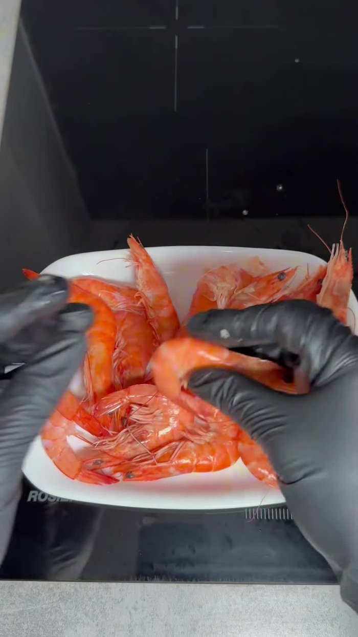 Nettoyer les crevettes : enlever la peau.