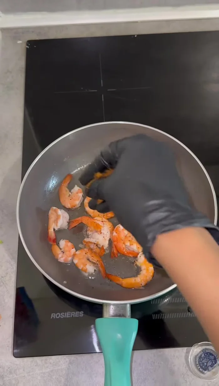 Assaisonner les crevettes avec du poivre, du paprika, du curcuma, du miel et un bouillon de persil.