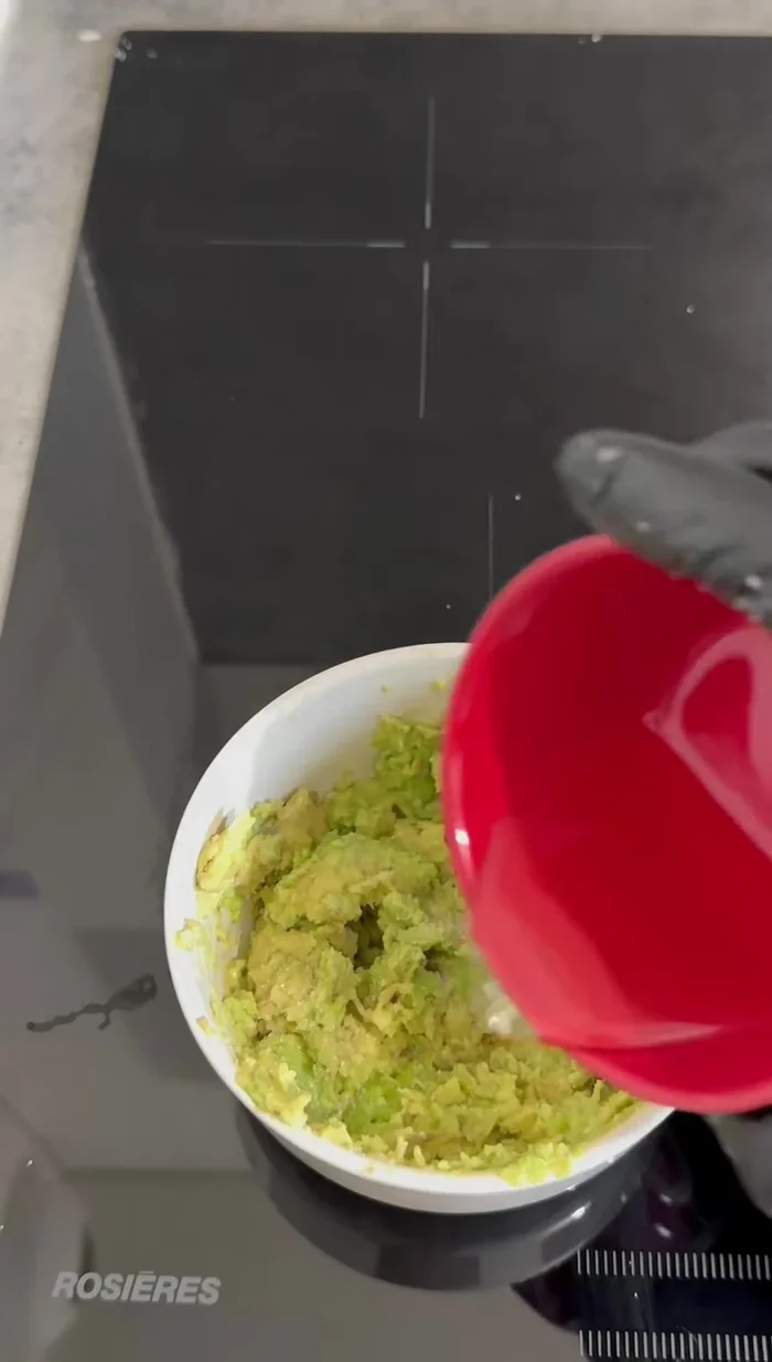 Ajouter du sel, de l'huile, des oignons et des tomates coupés aux avocats.