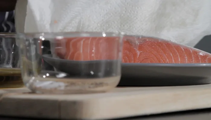 Épongez bien le poisson avec du papier absorbant, surtout côté peau, pour éviter qu'il n'accroche à la poêle.