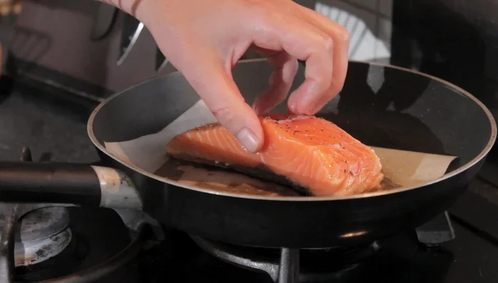 Retournez le poisson et grillez quelques secondes de chaque côté, jusqu'à ce que la chair commence à se détacher légèrement.