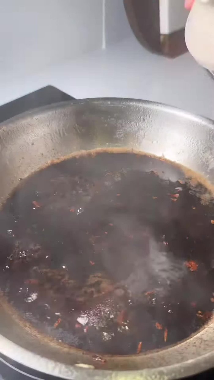 Déglacer la poêle avec de la sauce soja et du sirop d'érable. Décoller bien les sucrés.