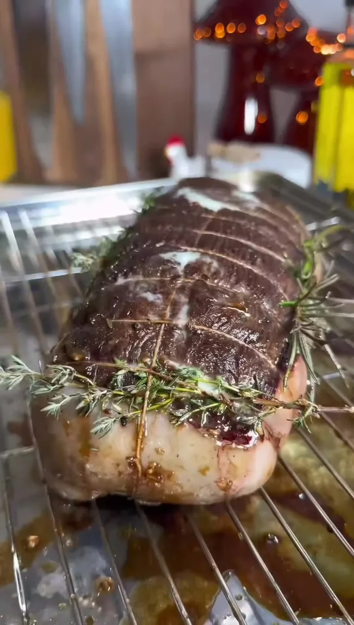 Cuire à 70°C pendant 3 heures pour un rôti d'environ 1 kg. Ajouter deux morceaux de beurre après 1 heure de cuisson pour nourrir la viande.