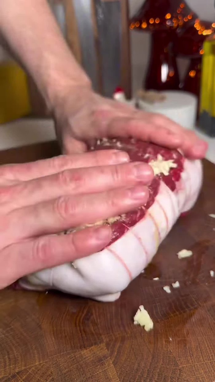 Écraser deux gousses d'ail et les mélanger avec un filet d'huile d'olive. Masser ce mélange sur l'ensemble du rôti de bœuf.