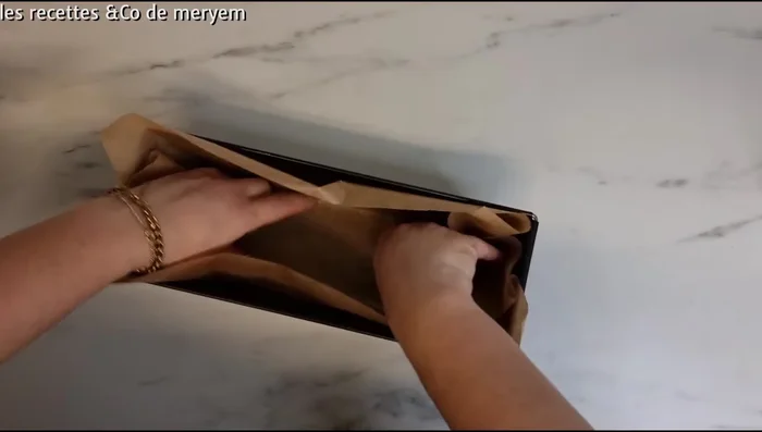 Verser la pâte dans un moule à cake et cuire au four.