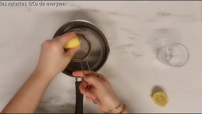 Préparer le sirop d'imbibage en faisant fondre le sucre dans l'eau et le jus de citron.
