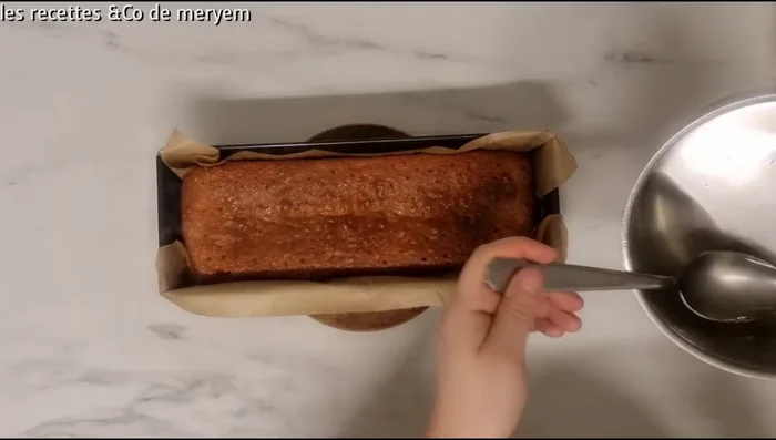 Une fois le cake refroidi, faire des trous avec un cure-dent et imbiber avec le sirop.
