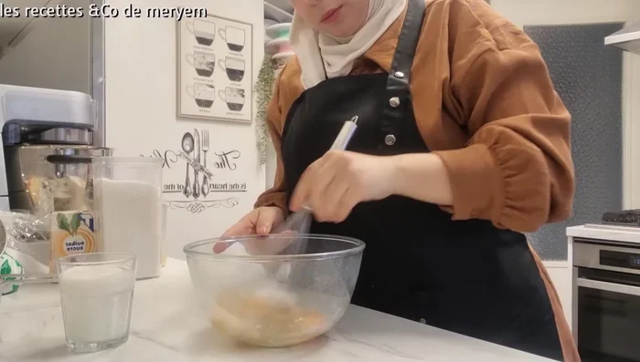Préparation des brioches perdues : mélanger les œufs, le sucre vanillé, le sucre roux, le sucre cristallisé et le lait.