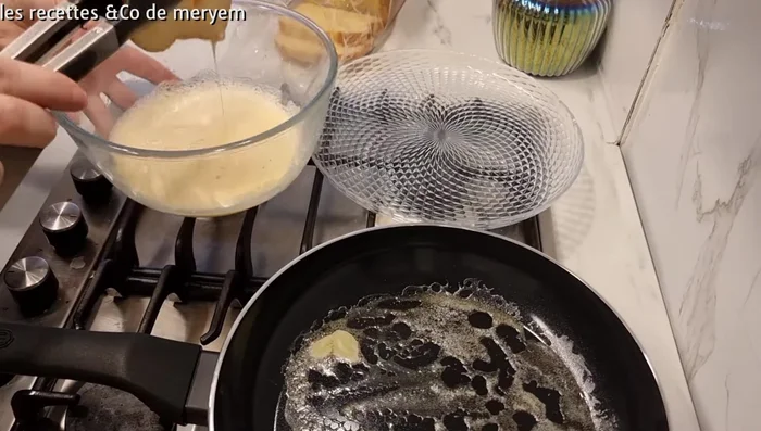 Tremper les tranches de brioche dans le mélange et les faire dorer dans une poêle avec du beurre.