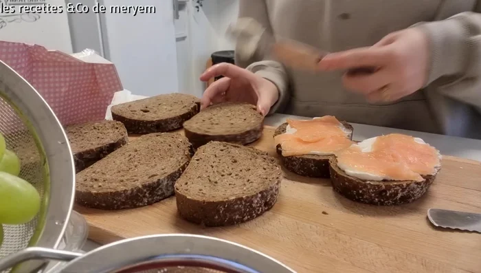 Préparer les toasts avec du pain, du fromage blanc, du saumon fumé, de la charcuterie, des œufs pochés, de l'avocat, des herbes et du poivre.