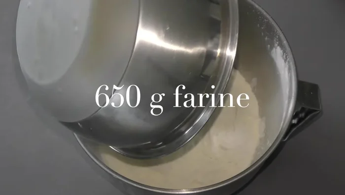 Ajouter la farine, le sucre, le sel et pétrir pendant 1 minute.
