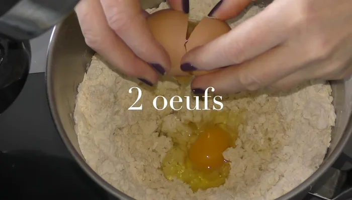 Ajouter les œufs (à température ambiante) et la pâte tangzhong. Pétrir jusqu'à obtenir une pâte homogène (environ 10 minutes).