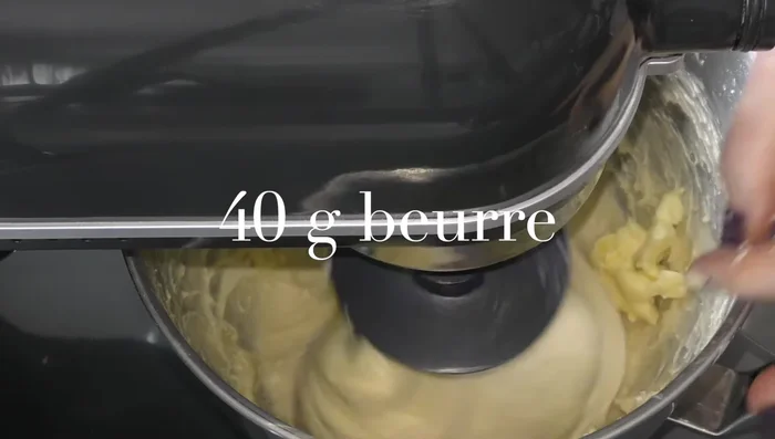 Incorporer le beurre pommade et pétrir pendant 4 à 5 minutes.
