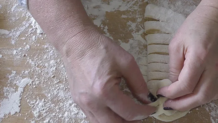 Tricoter les lanières de pâte en les croisant.