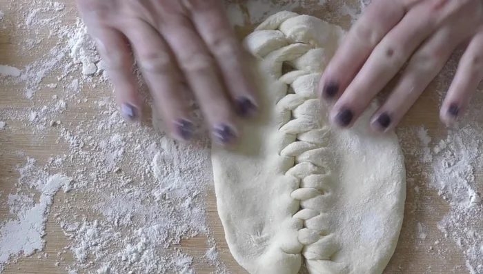 Ouvrir la brioche, étaler de la pâte à tartiner sur chaque côté, ajouter des pépites de chocolat.