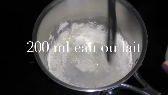 Préparation de la pâte tangzhong : Mélanger 30g de farine avec 200ml/200g d'eau ou de lait dans une casserole. Faire cuire à feu doux en remuant constamment jusqu'à obtenir une consistance de béchamel.