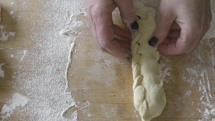 Déposer les brioches sur une plaque de cuisson et laisser pousser 30 minutes.