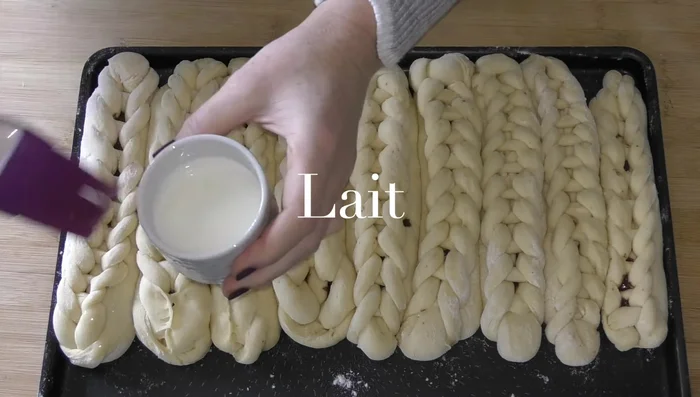 Dorer les brioches au lait sucré.