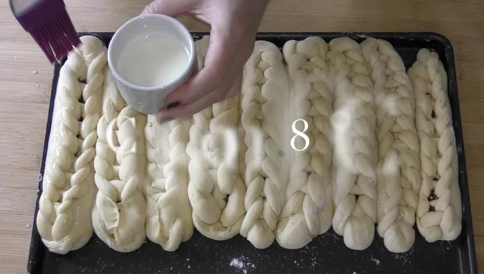 Cuire au four préchauffé à 180°C pendant 35 minutes (adapter le temps selon la taille des brioches).
