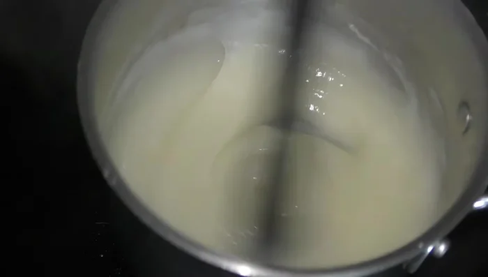Laisser refroidir la pâte tangzhong dans la cuve du robot.