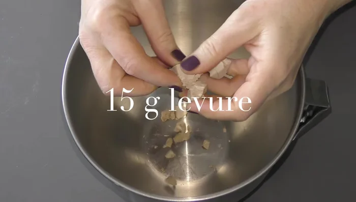 Emietter la levure fraîche (ou déshydratée) et la diluer avec du lait tiède.