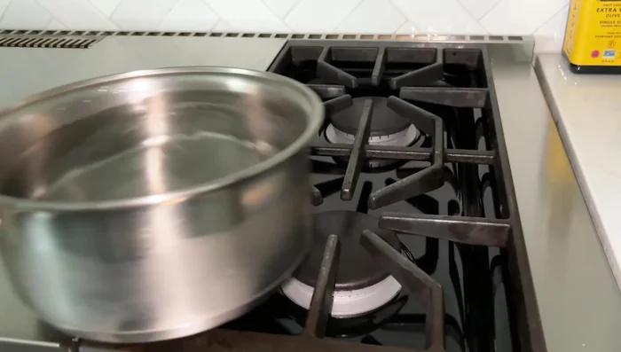 Porter 8 tasses d'eau à ébullition à feu moyen-élevé. Ceci sera utilisé pour le bain-marie plus tard.