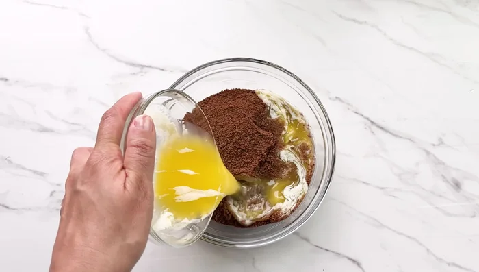 Réduire les biscuits animaux au chocolat en miettes à l'aide d'un robot culinaire. Mélanger avec le beurre fondu jusqu'à ce que le mélange tienne bien ensemble. Presser le mélange dans un moule à charnière de 9 pouces pour former la croûte. Cuire au four à 350°F (177°C) pendant 10 minutes.