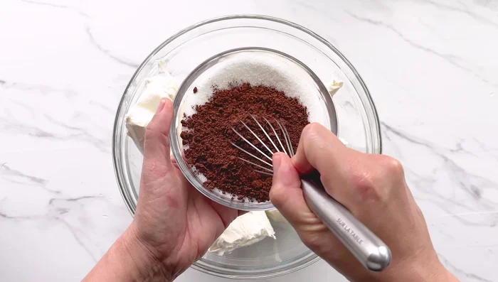 Dans un bol, mélanger le fromage à la crème, le sucre, la poudre de cacao et le sel. Incorporer les œufs un à la fois, en mélangeant à basse vitesse puis à vitesse moyenne pendant 2 minutes après chaque ajout.