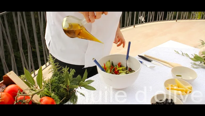 Assaisonner avec de l'huile d'olive, du vinaigre balsamique, du sel et du poivre.