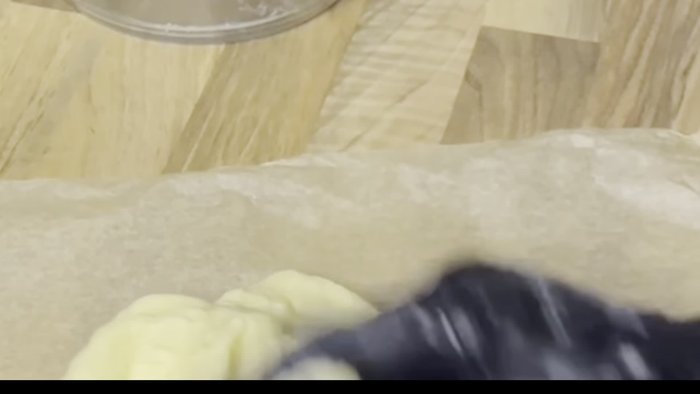 Préparation des ingrédients: Hacher finement l'oignon et le persil.