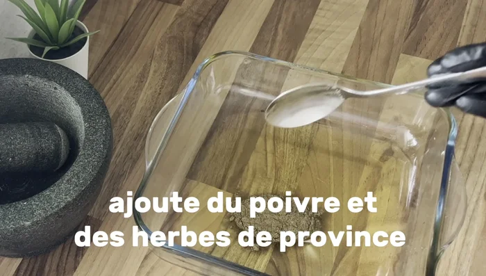 Montage des pastels: Farcir les pâtes à pastel avec le mélange au thon.