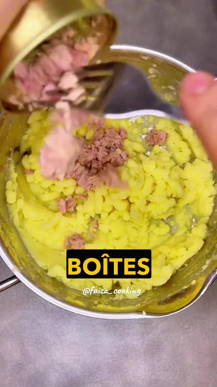 Ajouter deux boîtes de thon, du persil, de la coriandre, du sel, du poivre et du fromage. Bien mélanger.