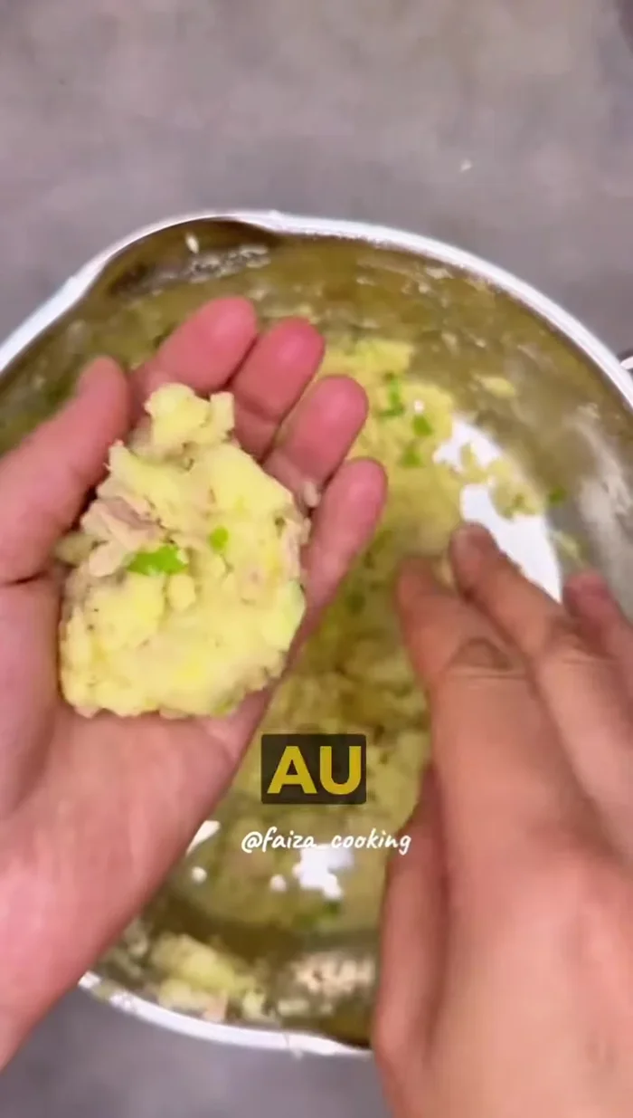 Prendre une petite quantité de pommes de terre, ajouter du fromage au milieu (Mozzarella ou autre), puis refermer pour former un mini-boudin.