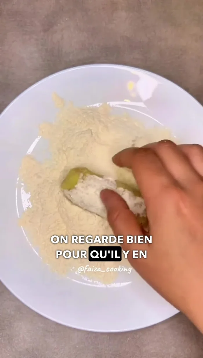 Passer les croquettes dans la farine, puis dans l’œuf, et enfin dans la chapelure.