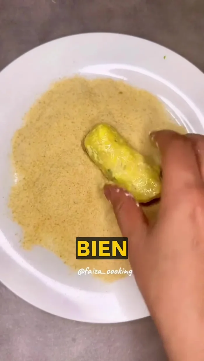 Faire frire les croquettes dans une huile bien chaude jusqu'à ce qu'elles soient dorées. Les retourner une fois.
